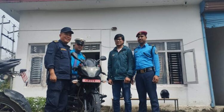 हिजो राती धुलिखेलबाट हराएको मोटरसाइकल भकुण्डेको नौबिसेमा फेला