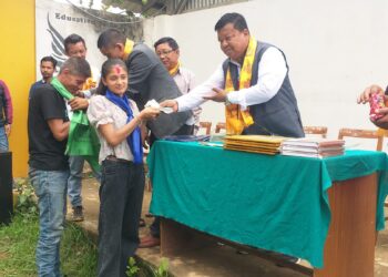 एसईई परिक्षामा उत्तीर्ण भुमे माविका विद्यार्थीलाई वडा अध्यक्षले गरे नगद सहित सम्मान