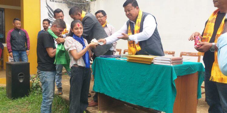 एसईई परिक्षामा उत्तीर्ण भुमे माविका विद्यार्थीलाई वडा अध्यक्षले गरे नगद सहित सम्मान