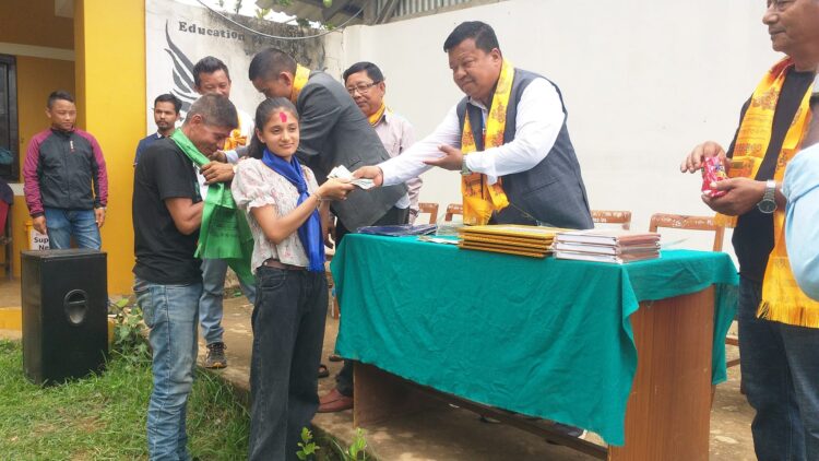 एसईई परिक्षामा उत्तीर्ण भुमे माविका विद्यार्थीलाई वडा अध्यक्षले गरे नगद सहित सम्मान