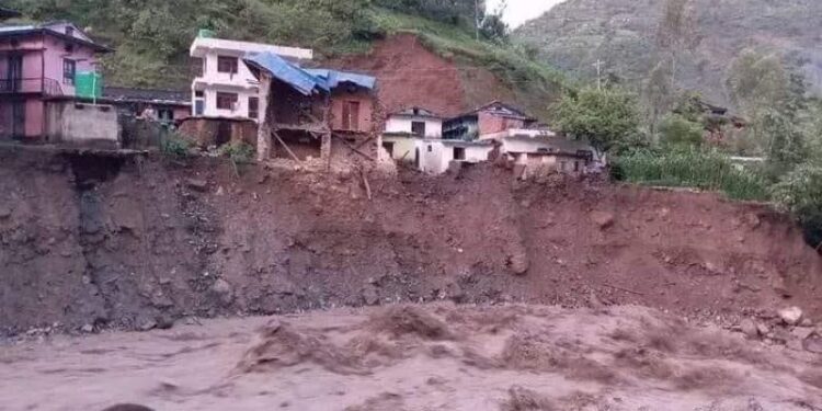 बाढीले घर बगाउँदा रुकुमको आठबिसकोटमा ३ बालिकाको मृत्यु