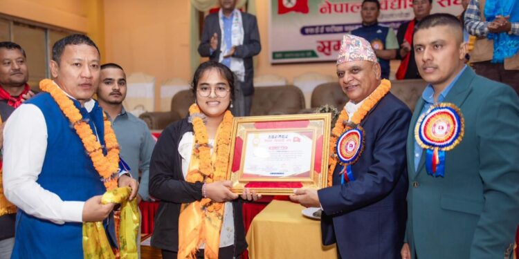 एसईई परिक्षामा उत्कृष्ट नतिजा ल्याउने विद्यार्थीहरुलाई नेविसंघ काभ्रेले गर्यो सम्मान