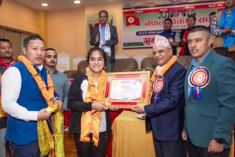 एसईई परिक्षामा उत्कृष्ट नतिजा ल्याउने विद्यार्थीहरुलाई नेविसंघ काभ्रेले गर्यो सम्मान
