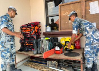 विपद उद्धार सामाग्री सहित सशस्त्र प्रहरी बलकोे टोली काभ्रेमा खटियो