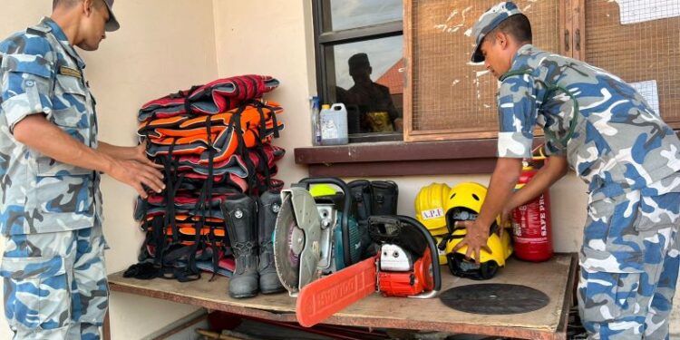 विपद उद्धार सामाग्री सहित सशस्त्र प्रहरी बलकोे टोली काभ्रेमा खटियो