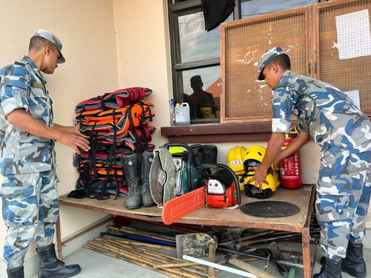 विपद उद्धार सामाग्री सहित सशस्त्र प्रहरी बलकोे टोली काभ्रेमा खटियो