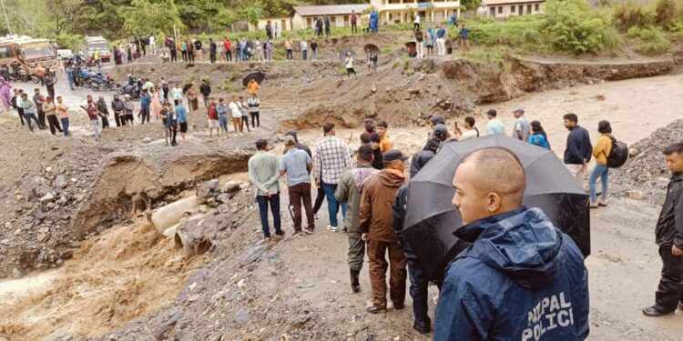 रोशी–११ माम्तिमा सडक खण्ड पूर्ण अवरुद्ध, सडक खुलाउने कार्य जारी