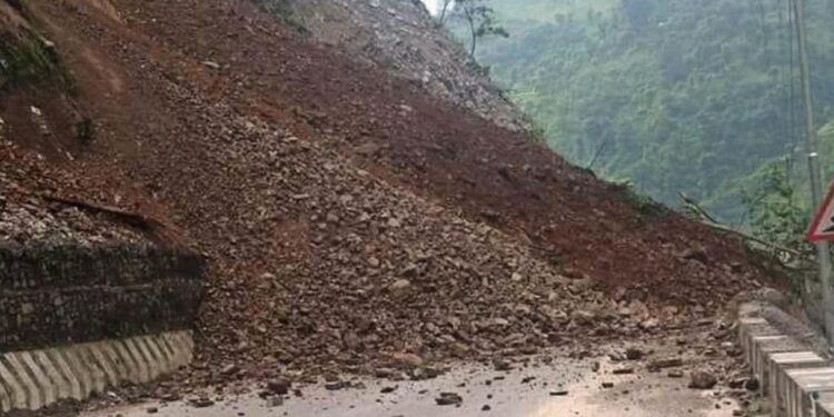 सुक्खा पहिरोले अवरुद्ध बनेको अरनिको राजमार्ग एकतर्फी सञ्चालन