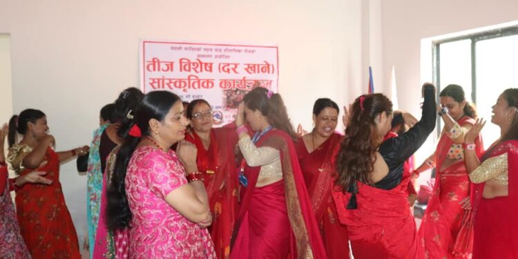 शुभकामना आदानप्रदान गर्दै रोशीले मनायो तीज विशेष कार्यक्रम