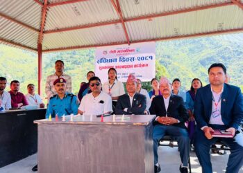 शुभकामना आदानप्रदान तथा झण्डोत्तलन गर्दै रोशीले मनायो संविधान दिवस