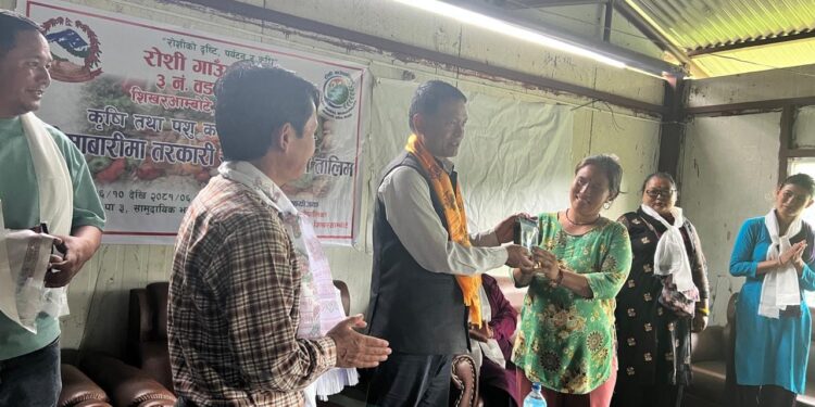 शिखरआम्बोटेका महिला कृषकलाई करेसाबारी तरकारी खेती सम्बन्धि तालिम