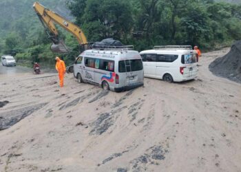 रोशीको चारसयबेंसीमा अवरुद्ध सडक एकतर्फी सञ्चालन