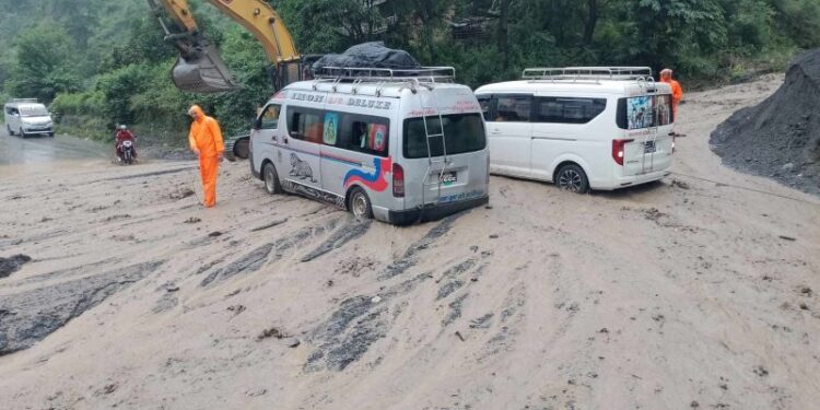 रोशीको चारसयबेंसीमा अवरुद्ध सडक एकतर्फी सञ्चालन