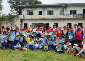 फालिएका बोतल बेचेर विद्यार्थीलाई शैक्षिक सामग्री वितरण