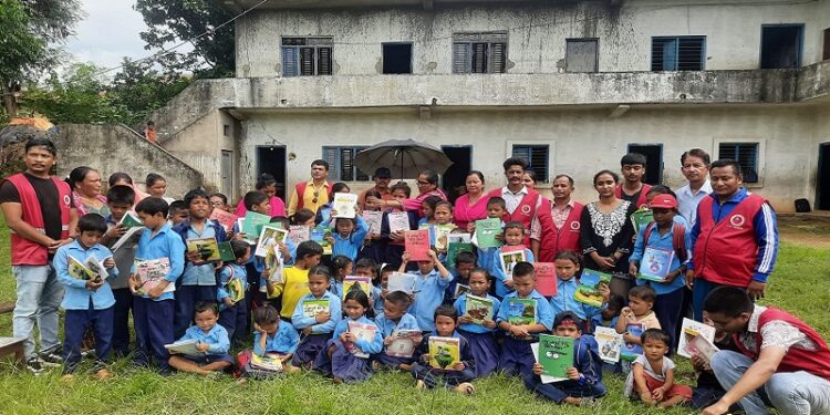 फालिएका बोतल बेचेर विद्यार्थीलाई शैक्षिक सामग्री वितरण