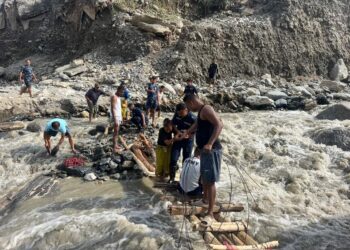 मंगलटार प्रहरीले बनायो भ्याकुरे खोलामा काठको अस्थायी पुल