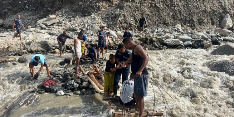 मंगलटार प्रहरीले बनायो भ्याकुरे खोलामा काठको अस्थायी पुल