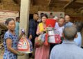 रोशी–३ शिखरआम्बोटेका बाढीपिडितलाई राहत वितरण