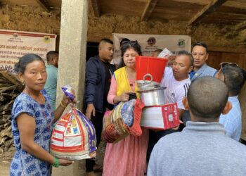 रोशी–३ शिखरआम्बोटेका बाढीपिडितलाई राहत वितरण