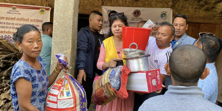 रोशी–३ शिखरआम्बोटेका बाढीपिडितलाई राहत वितरण