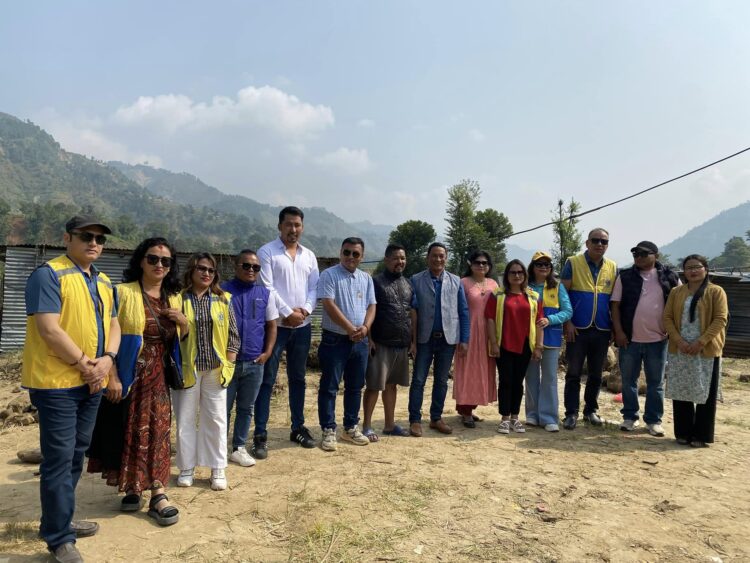 रोशी–३ शिखरआम्बोटेका बाढीपिडितलाई राहत वितरण