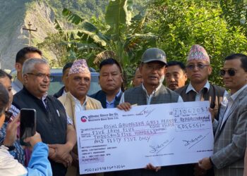लोकतान्त्रिक आदिवासी जनजातिद्वारा रोशी गाउँपालिकालाई ५ लाख सहयोग