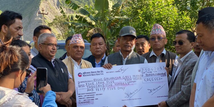 लोकतान्त्रिक आदिवासी जनजातिद्वारा रोशी गाउँपालिकालाई ५ लाख सहयोग