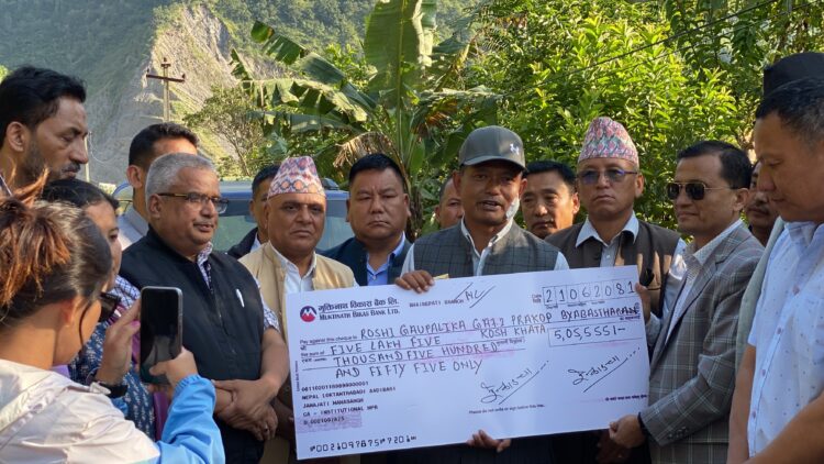 लोकतान्त्रिक आदिवासी जनजातिद्वारा रोशी गाउँपालिकालाई ५ लाख सहयोग