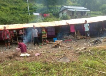 बाढीपहिरोले बस्ती नै बगाएपछि खानीखोला–६ चनौटेका विस्थापित परिवारको त्रिपालमुनि वास
