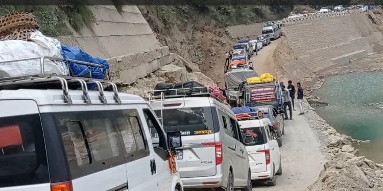 क्षतिग्रस्त बिपी राजमार्गमा सवारी साधनको चापले यात्रा कष्टकर