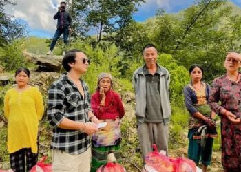 बेथानचोक कोरथलीका बाढीपहिरो पिडितलाई नायक पल शाहले गरे खाद्यन्न वितरण