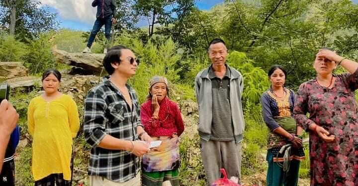 बेथानचोक कोरथलीका बाढीपहिरो पिडितलाई नायक पल शाहले गरे खाद्यन्न वितरण