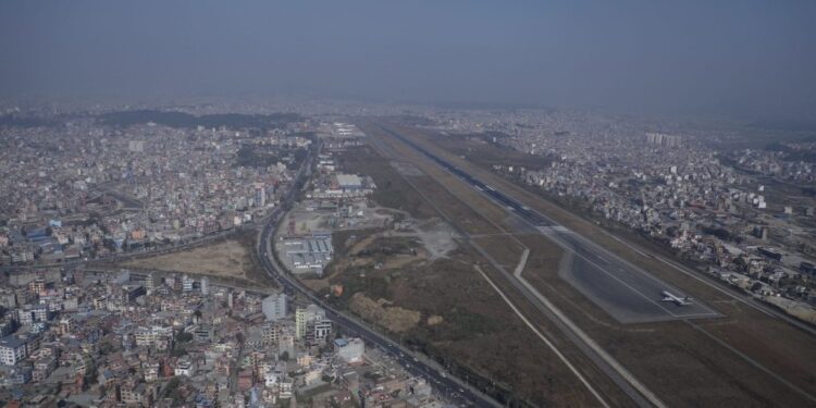 दिल्लीबाट काठमाडौं आएको जहाजमा बम राखेको हल्ला, सेनाले ‘सर्च’ गर्दै