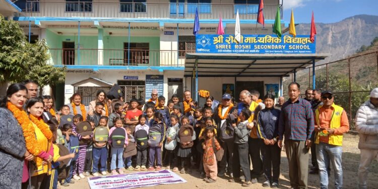 लायन्सद्धारा रोशी माविका विद्यार्थीहरुलाई स्कुल ब्याग, स्टेसनरी र जुत्ता सहयोग