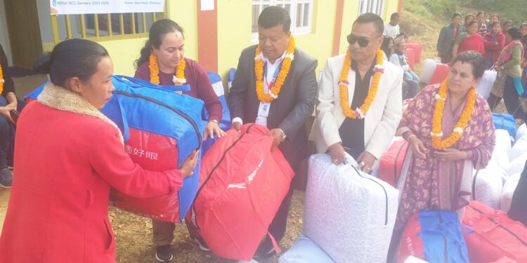 तेमाल गाउँपालिका वडा नम्बर ३ का १०४ घरधुरीलाई न्यानो सिरक बितरण
