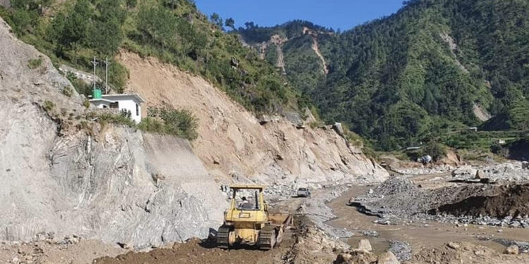 क्षतिग्रस्त विपी राजमार्ग पुनःनिर्माणबारे जाइकाको प्राविधिक टोलीले ग¥यो निरीक्षण