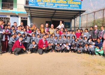 युनिभर्सल डेन्टल हस्पिटलद्धारा रोशी माविका बिद्यार्थी र शिक्षकहरुलाई न्यानो स्वीटर वितरण