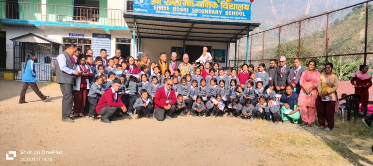 युनिभर्सल डेन्टल हस्पिटलद्धारा रोशी माविका बिद्यार्थी र शिक्षकहरुलाई न्यानो स्वीटर वितरण