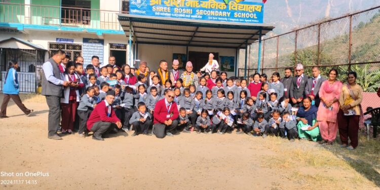 युनिभर्सल डेन्टल हस्पिटलद्धारा रोशी माविका बिद्यार्थी र शिक्षकहरुलाई न्यानो स्वीटर वितरण