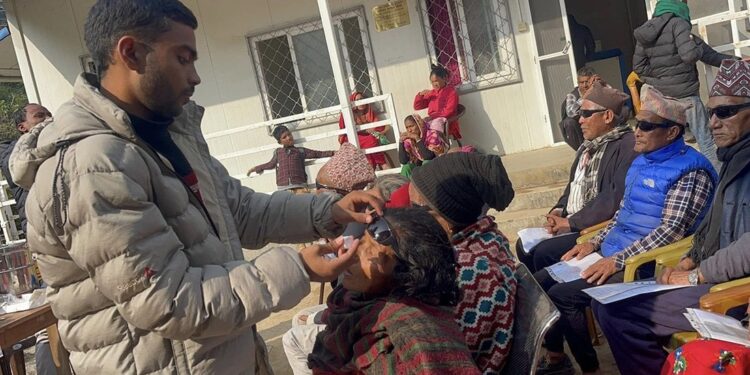 शिविरले देखायो संसारः ११ वर्षपछि आँखा देख्न पाए विकट महाभारतका दिदी–भाइले