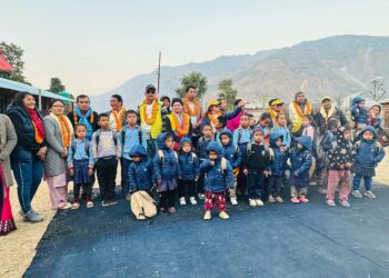 लायन्सद्वारा रोशी गाउँपालिकाका विद्यार्थीहरुलाई न्यानो कपडा र शैक्षिक सामग्री वितरण