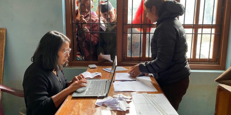 रोशीका बाढीपहिरो प्रभावित १२३० घरपरिवारको बैंक खातामा पठाईयो गुजारा खर्च