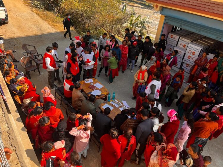 रोशीका बाढी प्रभावित, प्रजनन योग्य र एकल महिलाहरुलाई डिग्नीटी किट वितरण