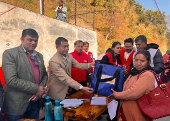 रोशीका बाढी प्रभावित, प्रजनन योग्य र एकल महिलाहरुलाई डिग्नीटी किट वितरण