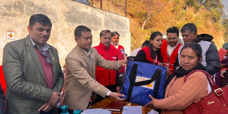 रोशीका बाढी प्रभावित, प्रजनन योग्य र एकल महिलाहरुलाई डिग्नीटी किट वितरण