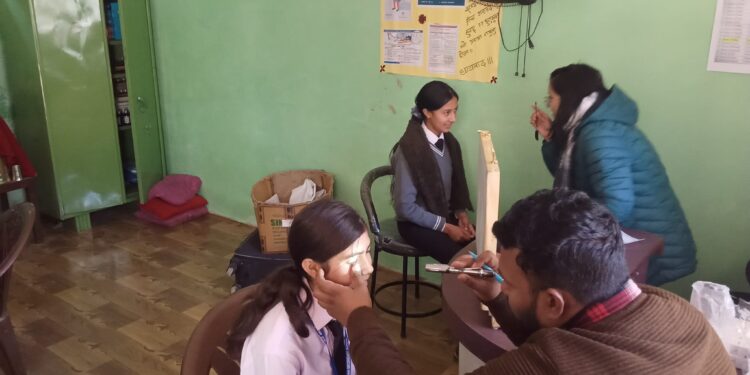 रोशी मा.वि मा विद्यार्थीहरुको आँखा परीक्षणः १७ जनालाई थप उपचारको लागी रिफर