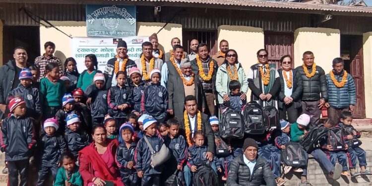 अमर प्राविका विद्यार्थीलाई रोटरी क्लव अफ काभ्रे बनेपाले सहयोग गर्यो न्यानो कपडा, झोला, स्टेसनरी र सरसफाइका सामान