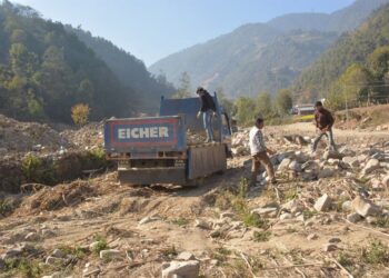 बाढीले खेतबारीमा थुपारेको ढुङ्गा र फोहोर पन्छाएर बेथानचोकका किसान आलु रोप्ने तयारीमा