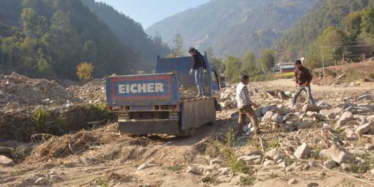 बाढीले खेतबारीमा थुपारेको ढुङ्गा र फोहोर पन्छाएर बेथानचोकका किसान आलु रोप्ने तयारीमा