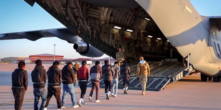 १३ सय ६५ गैरकानुनी आप्रवासी नेपालीलाई निष्कासन गर्दै अमेरिका